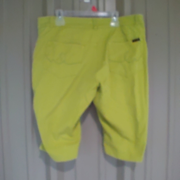 Women's Lime Green Bermuda Shorts Size 8 Brat Green Embroidered Pockets - Picture 2 of 3